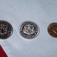 Imagen: Monedas de Sealand, de izquierda a derecha: medio dólar, un dólar de plata y un cuarto de dólar. Wikimedia Commons